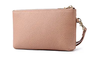 Detailansicht einer rosa Handgelenktasche aus echtem Leder mit Litchi-Muster