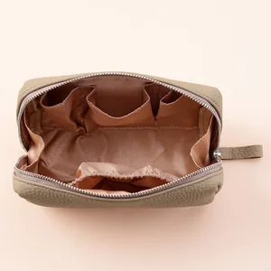 Neceser de maquillaje de cuero con compartimentos internos y cremallera para viajes