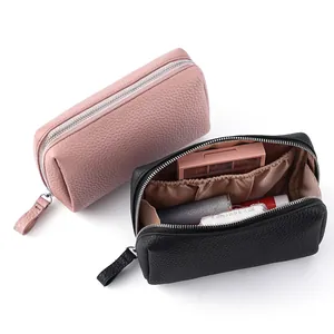 Dos neceseres de maquillaje portátiles de cuero granulado en rosa y negro para viaje