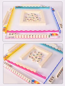 Detailansicht bunter Mahjong-Schieber aus Acryl mit Spielsteinen auf einem weißen Hintergrund