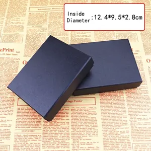 Vista dettagliata delle dimensioni interne di 12,4x9,5x2,8 cm della scatola regalo blu