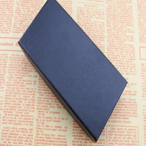 Confezione regalo rettangolare blu navy testurizzata per portafogli e chiavi.