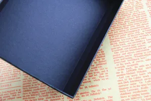 Primo piano della raffinata trama interna di una scatola regalo in cartone nero minimalista