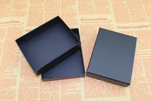 Dettaglio di elegante scatola regalo nera opaca su sfondo di giornale