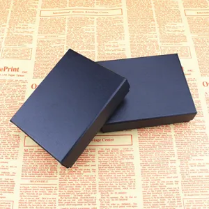 Vista dettagliata di due scatole regalo blu scuro con trama su carta di giornale