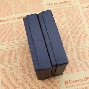 Vista dettagliata di due scatole regalo blu navy per portafogli e tessere