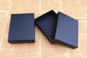 Vista dettagliata di scatole regalo in cartone nero per portafogli e documenti
