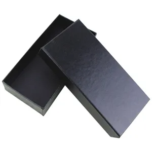 Elegante scatola regalo rettangolare nera aperta in cartone per portafoglio e carte