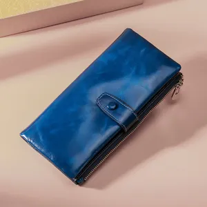 Detailansicht einer blauen Vintage-Ledergeldbörse aus Rindsleder mit RFID-Schutz