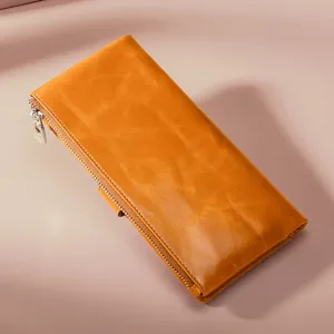 Nahaufnahme der Vintage-Brieftasche aus gelbem Öl-Wachs-Leder mit Metallreißverschluss