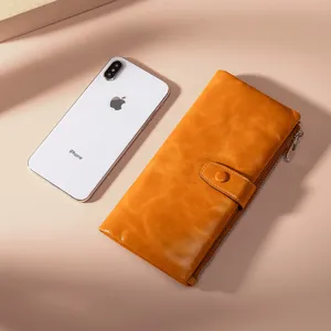 Detailansicht der Vintage-Lederbrieftasche neben einem Smartphone zum Größenvergleich