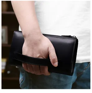Detail eines Mannes, der eine schwarze Leder-Business-Clutch mit praktischer Handschlaufe hält