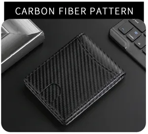 Primer plano detallado del elegante patrón de fibra de carbono en una cartera de cuero
