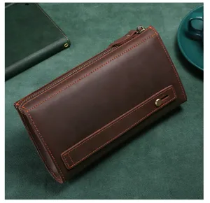 Nahaufnahme einer hochwertigen braunen Herren-Business-Clutch aus Leder mit Reißverschluss