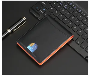 Vista detallada de la billetera de cuero RFID con forro naranja y ranura para tarjetas