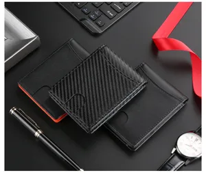 Primer plano detallado que muestra la textura de fibra de carbono de esta cartera RFID de cuero