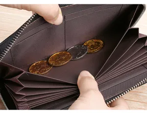 Vista dettagliata degli scomparti interni a fisarmonica di un portafoglio in pelle RFID