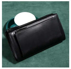 Premium-Detailansicht einer schwarzen Business-Lederbrieftasche für Herren mit Reißverschluss