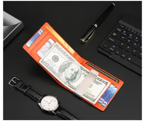 Primer plano de una billetera de cuero naranja con clip metálico y ranuras para tarjetas