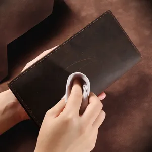 Cartera de mano vintage de cuero crazy horse marrón para hombre limpiada con un paño suave