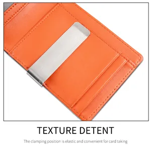 Vista detallada de la cartera de cuero naranja con un clip metálico plateado para dinero