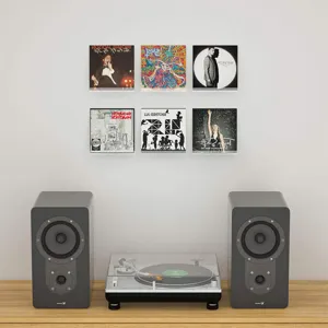 Wandmontierte Acryl-Schallplattenregale präsentieren Vinyl-Alben in einem Musikzimmer zu Hause