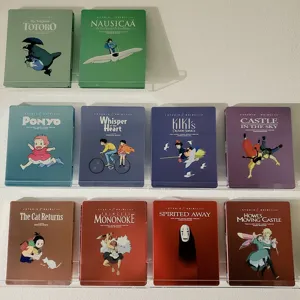 Durchsichtige Wandregale aus Acryl für Schallplatten und Sammler-Steelbooks im Detail.