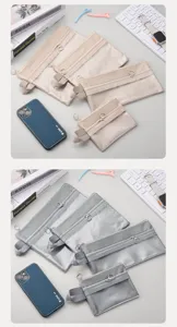 Vue détaillée des pochettes de rangement de voyage transparentes à double couche en beige et argent