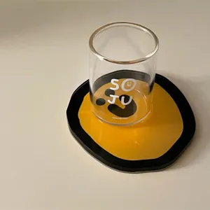 Sottobicchiere in acrilico stile cartoon carino resistente al calore con stampa SOJU e smiley
