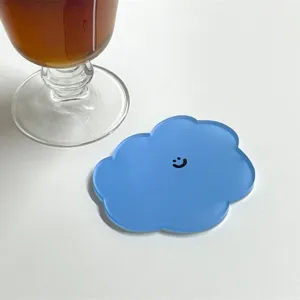 Sottobicchiere minimalista in acrilico blu a forma di nuvola con smiley per calore