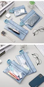 Vue détaillée des sacs de rangement en maille bleue à double couche et leur capacité