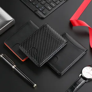 Primer plano de carteras RFID para hombre en fibra de carbono y cuero negro