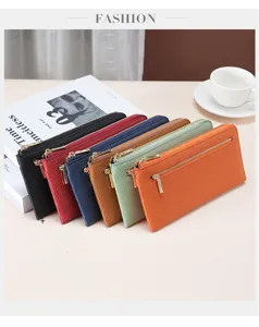 Dettaglio di portafogli lunghi in pelle da donna in vari colori con cerniere dorate lucide