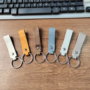 Llaveros de cuero de colores hechos a mano con acabado texturizado y anillos de metal