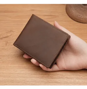 Nahaufnahme eines braunen RFID-Blocker-Geldbeutels aus Crazy-Horse-Leder für Herren