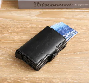 Primer plano de tarjetero automático negro de doble capa en aluminio y cuero PU