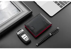 Dettaglio macro del portafoglio in pelle RFID da uomo con eleganti accenti rossi