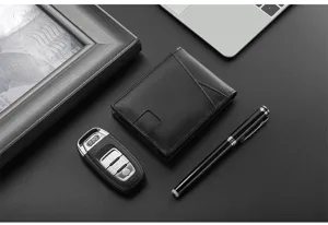 Primo piano di un portafoglio in pelle nera da uomo con blocco RFID e accessori business