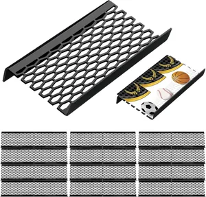 Modularer Kartenständer aus schwarzem Acryl mit Wabenmuster-Gitter für Sportkarten-Displays.