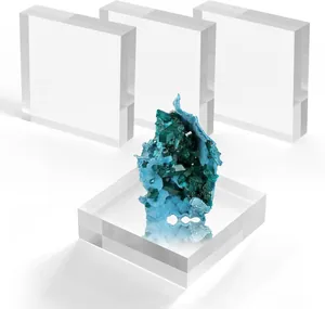 Detail van heldere acryl vierkante displayblokken voor sieraden en kristallen