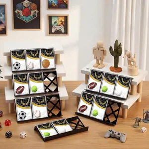 Modulare Acryl-Displayständer für Sport-Sammelkarten auf einem Schreibtisch im Gaming-Stil