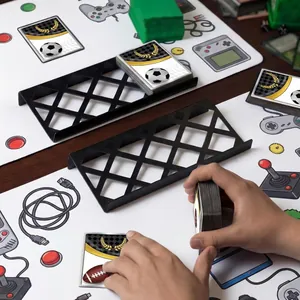 Schwarzer modularer Acryl-Sammelkartenständer für Sportkarten und tolle Brettspiele