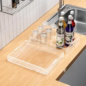 Vista detallada de dos bandejas de servicio de acrílico rectangulares transparentes en cocina