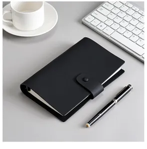 Minimalistisches Notizbuch A5 A6 aus schwarzem Leder mit Loseblattbinder für das Büro.