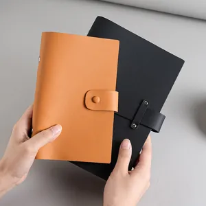 Minimalistische Lederhüllen für A5/A6 Ringbuch-Notizbücher mit Druckknopf in Braun und Schwarz