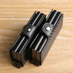 Tarjetero automático de doble capa de aluminio con acabado de fibra de carbono negro