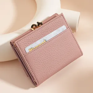 Elegante portafoglio da donna in vera pelle rosa con chiusura dorata e slot per carte
