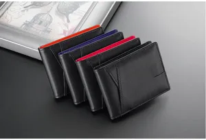 Dettaglio di portafogli in pelle nera con accenti di vari colori all'interno
