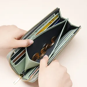 Detaillierte Innenansicht einer grünen Lederbrieftasche mit vielen Kartenfächern