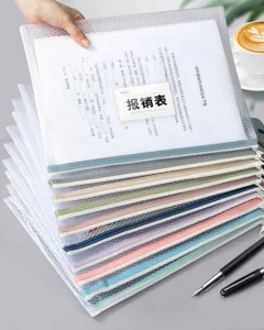 Detailweergave van gestapelde mesh documententassen in diverse pastelkleuren met rits.